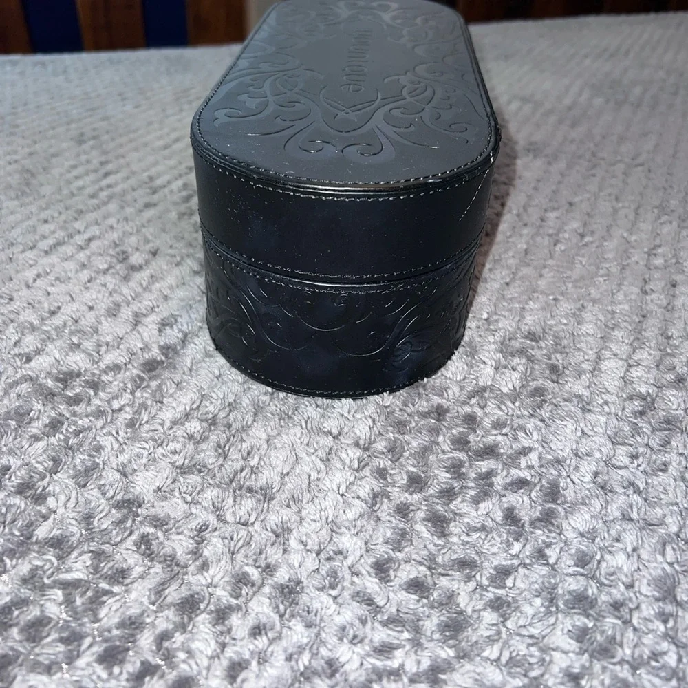 YOUNIQUE Presenters Black Makeup Case Box Latch Faux Leather 12” Oval Embossed